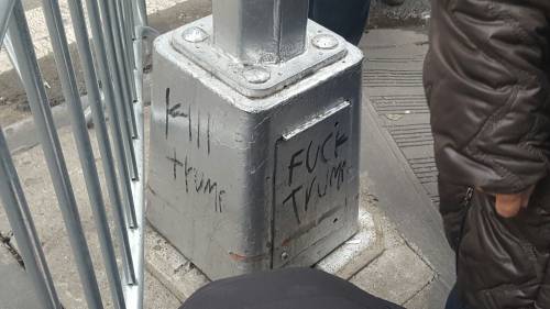 Sotto la Trump Tower spuntano insulti a Donald