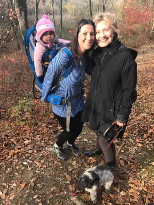 Il day after della Clinton: nel bosco con i cani