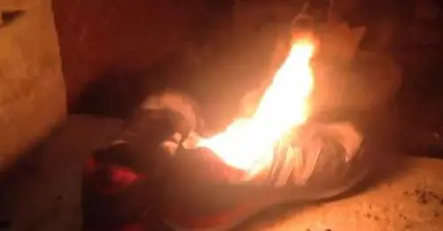 Proteste contro Donald Trump: gli americani bruciano le New Balance