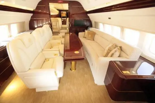 Rubinetti d'oro, maxi schermo e camere da letto: ecco il jet privato di Trump