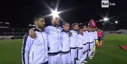 L'inno di Mameli non parte: ci pensano tifosi e giocatori