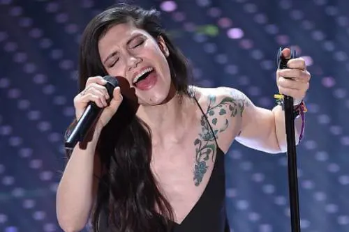 Tra successi e ricerca, il gran debutto di Elisa. È il suo show più bello (con Renato Zero ospite)