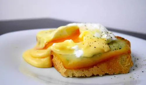 Lo chef Anthony Bourdain: "I 5 piatti da non ordinare mai al ristorante"