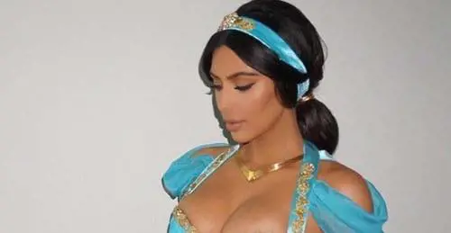 Kim Kardashian torna sui social con un seno esplosivo