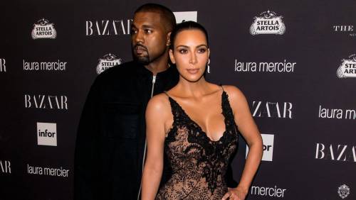 Kim e Khloe Kardashian scoprono il lato b per Kanye West