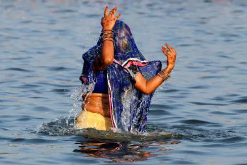 L'India celebra vita e sole nella festa di Chhat Puja