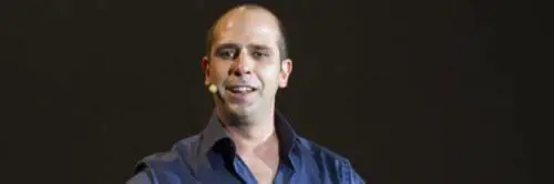 Se alla statua di Checco Zalone manca... il piedistallo