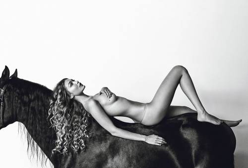 Gigi Hadid nuda sul cavallo
