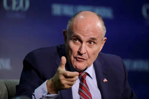 Giuliani senza freni sui brogli. Ma negli Usa è incubo Covid