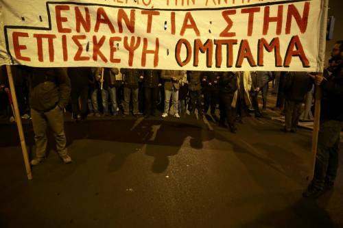 Uno striscione con la scritta "Contro la visita di Obama" in corteo ad Atene