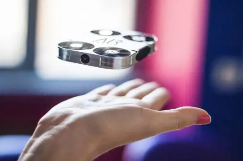 AirSelfie, la fotocamera che scatta i selfie da 20 metri di altezza