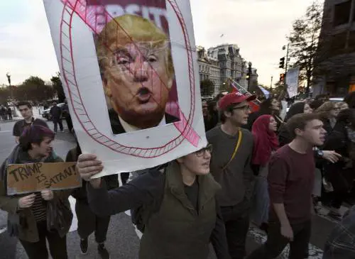 Tutti contro The Donald: l'Nba boicotta i suoi alberghi E i newyorchesi i suoi palazzi