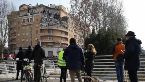 Palazzo crollato, la Raggi vuole usare i fondi del sisma