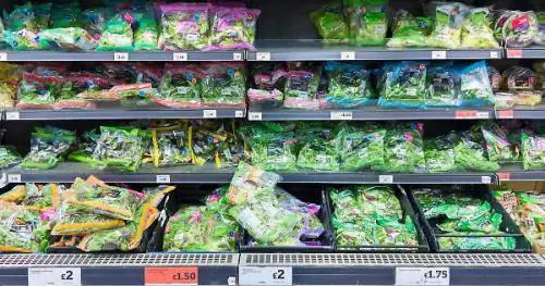 Scatta l'allarme salmonella nelle buste di insalata già confezionate