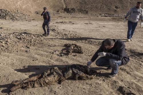 "Campo di sterminio" dell'Isis, ecco le prime (e orribili) foto