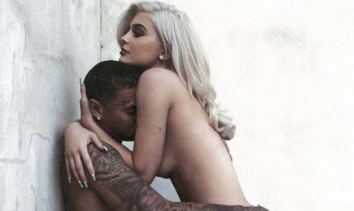 Kylie Jenner topless sui social