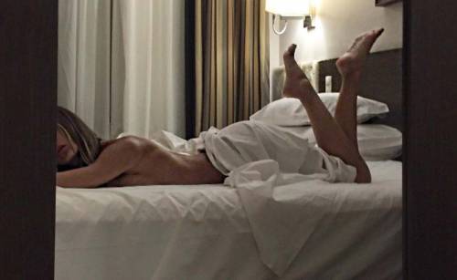 Sarah Nile nuda a letto