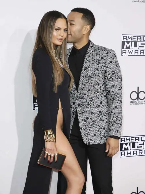 American Music Awards 2016, i look stravaganti sul red carpet