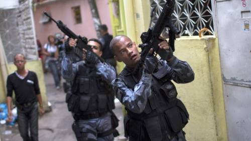 Rio sprofonda nella violenza: elicottero della polizia abbattuto dai narcos