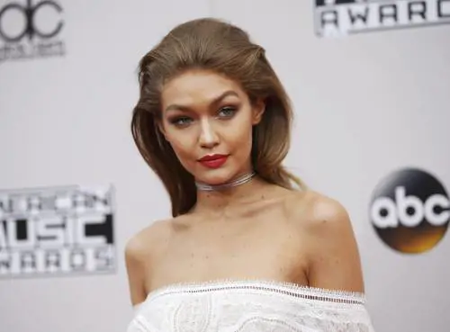 Gigi Hadid, lato b e trasparenze