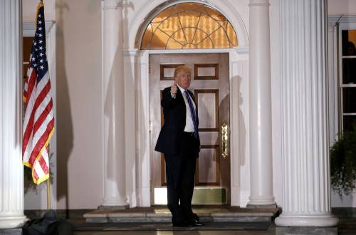 Donald Trump davanti al Trump National Golf Club a Bedminster