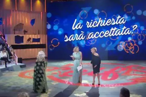 Selfie, scintille in studio tra Tina Cipollari e Katia Ricciarelli