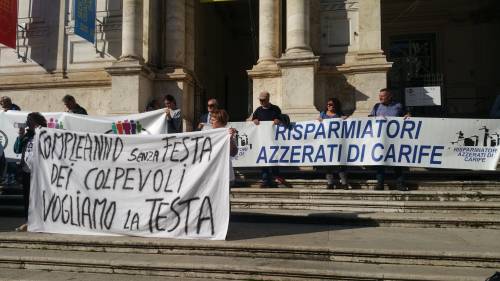 Risparmiatori in piazza: "Renzi, ci ridia i nostri soldi"