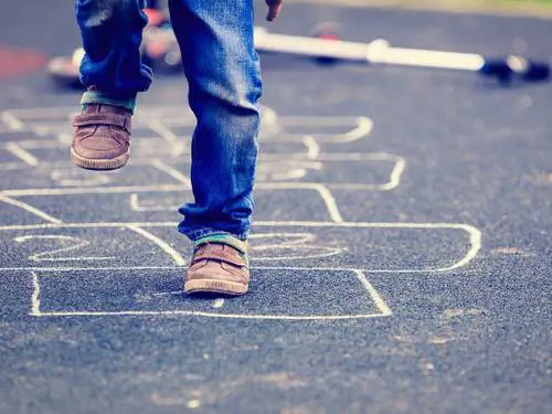 "I bambini devono giocare all'aperto": appello per togliere i divieti