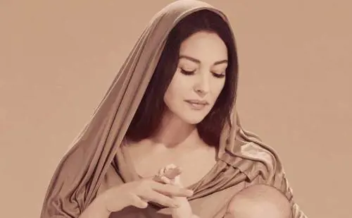 Monica Bellucci diventa la Madonna per beneficenza
