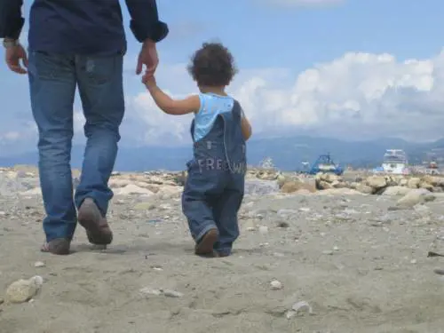 "Vivo in un camper per vedere mio figlio. La madre l'ha portato in un'altra città"