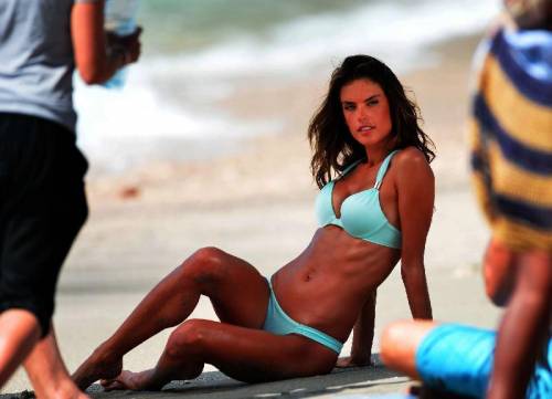 Alessandra Ambrosio completamente nuda in spiaggia