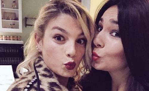 Elisa D'Ospina sfida Belen con una foto di Emma
