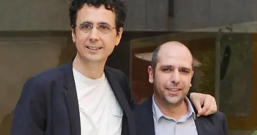 "Ragazzi, con due risate vi spiego come crescere nonostante i genitori"