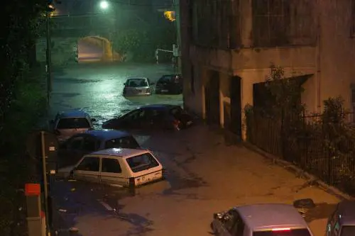 È ancora allerta rossa per il maltempo. E ci sono due dispersi