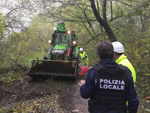 Il Comune a Rogoredo prova a smantellare  il bosco dello spaccio