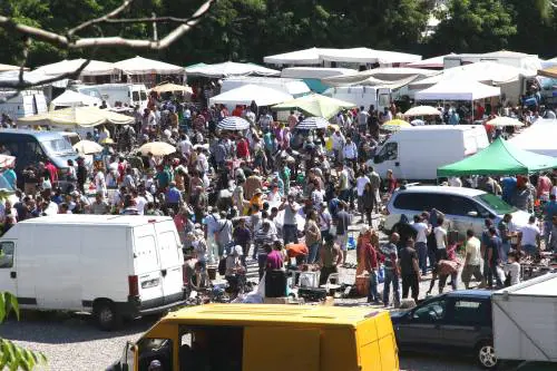 Mercato-suk in viale Puglie. La protesta: "Ora chiudetelo"