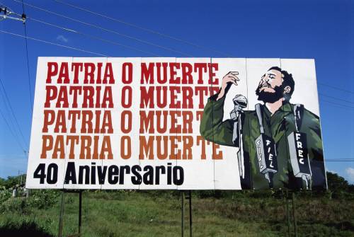 Il lungo addio di Cuba al suo lider maximo: le ceneri di Fidel Castro in corteo per l'isola