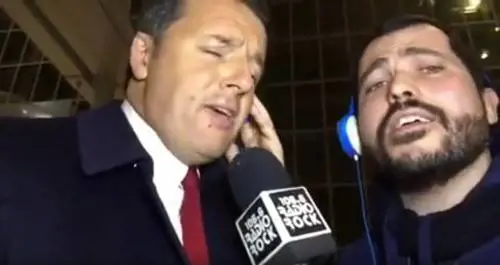 Referendum, Renzi canta in radio: "Votate Sì o inizio a fare il cantante"
