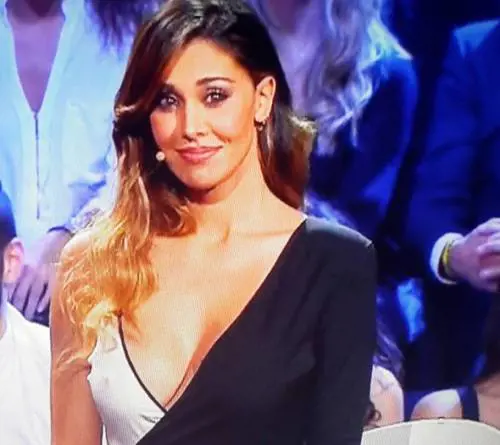 Tu si que vales, Belen in diretta senza reggiseno. E sul web scatta l'ironia