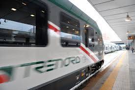 Africano senza biglietto in treno aggredisce tre controllori