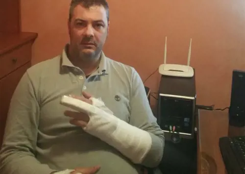 Agente ferito, lacrime del figlio: "Perché non arrestano il cattivo?"