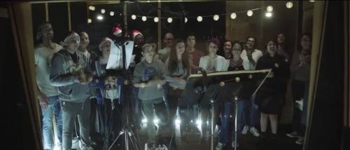 Il coro dei ragazzi intona il rap: "Palle di Natale"