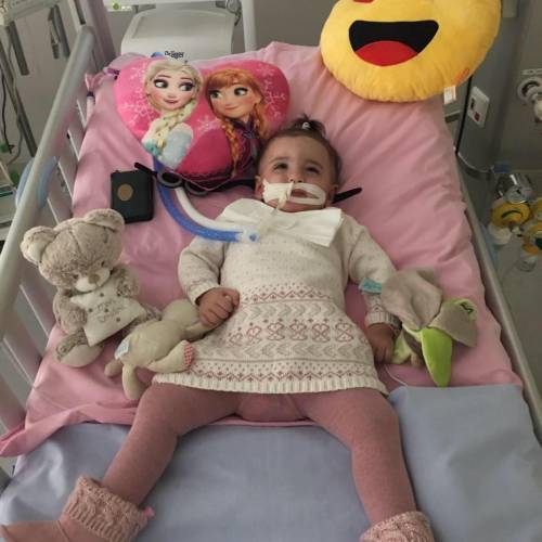 I medici vogliono staccare la spina ma la piccola Marwa esce dal coma
