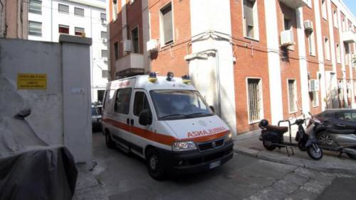 Napoli, auto travolge sit-in: lavoratore muore d'infarto