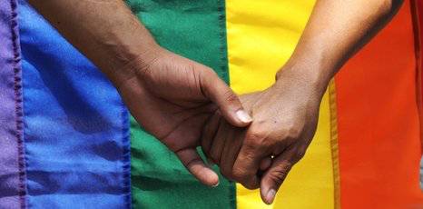 "Non troviamo casa perché siamo gay", la denuncia di una coppia 