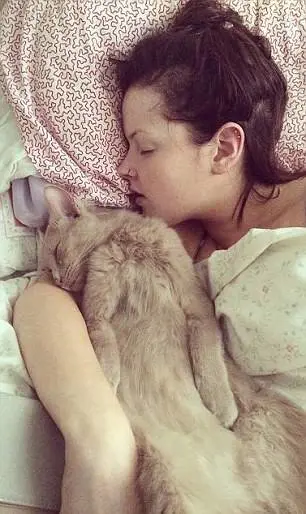 Si sveglia ogni sei mesi: Beth ha la sindrome della Bella Addormentata