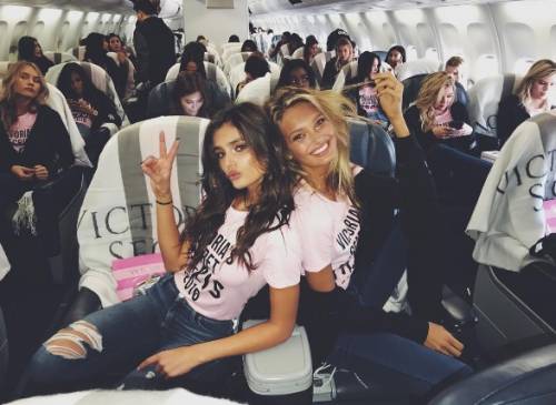 Gli angeli di Victoria's Secret volano a Parigi per sfilare in lingerie