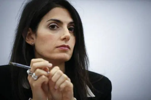 Lo stipendio della Raggi più alto di quello di Presidente del Consiglio