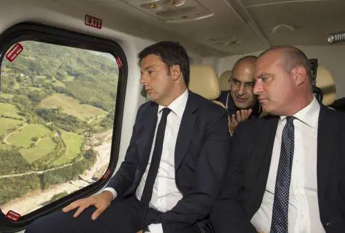 Renzi vola sull'elisoccorso per raccattare gli ultimi Sì