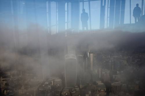 Così la famigerata nebbia di Londra ricopre la città